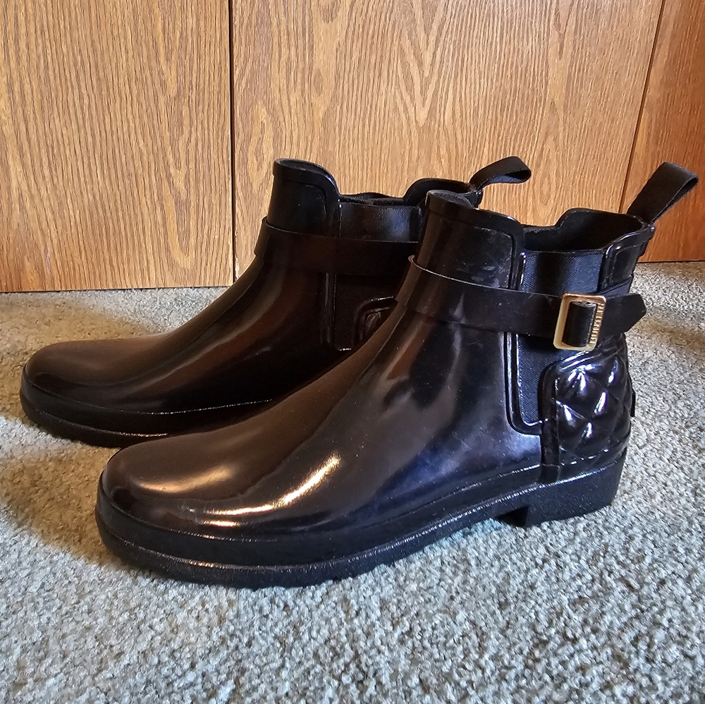 Gloss black refined quilted Chelsea Hunter rain boots
